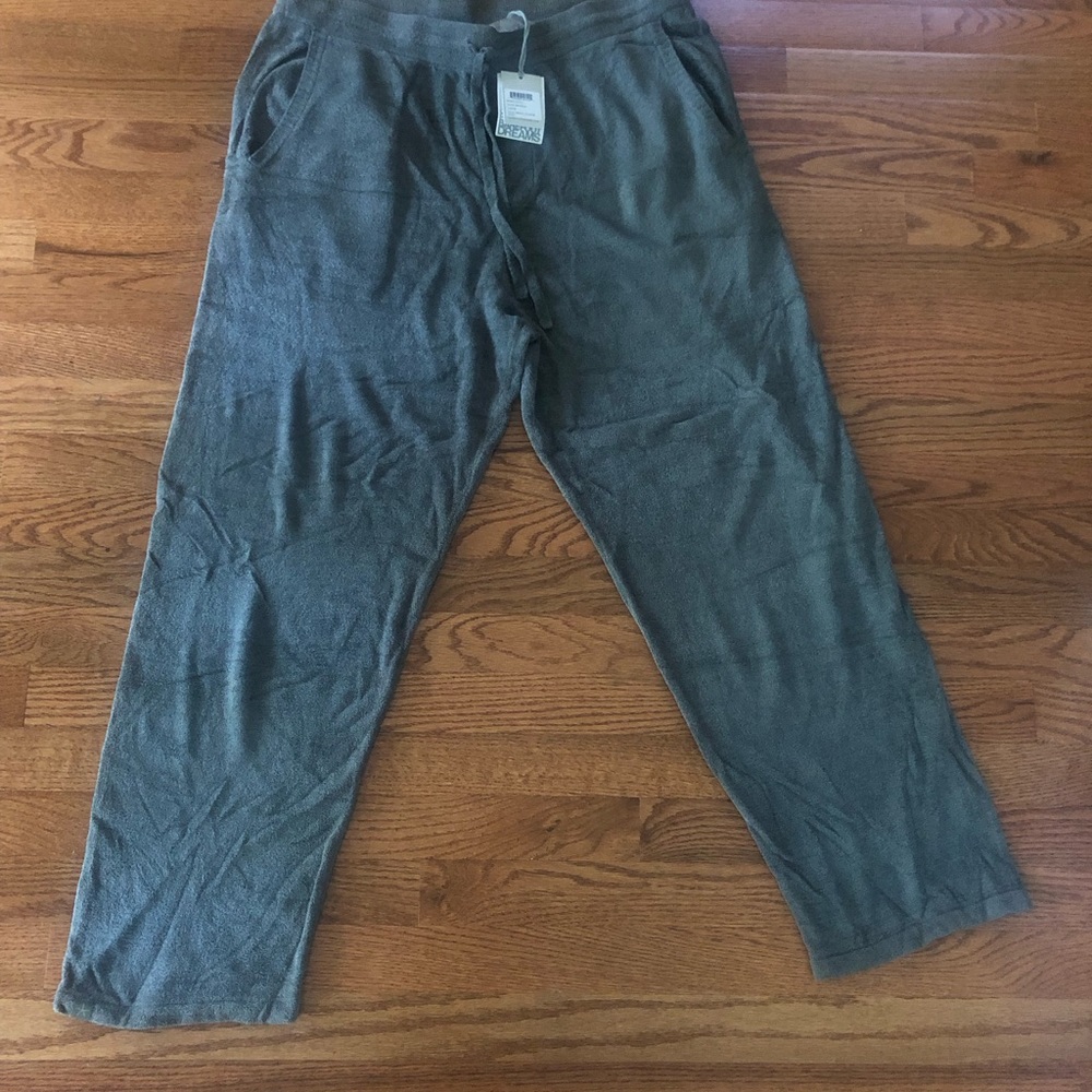 New with tags Barefoot Dreams olive green men’s lounge pants.